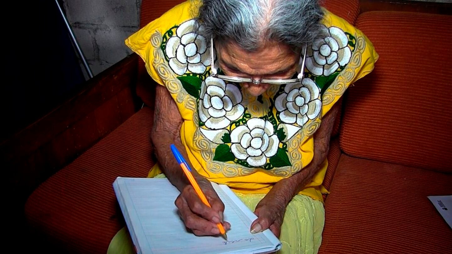 Lupita Palacios ha aprendido a leer a sus 96 a&ntilde;os