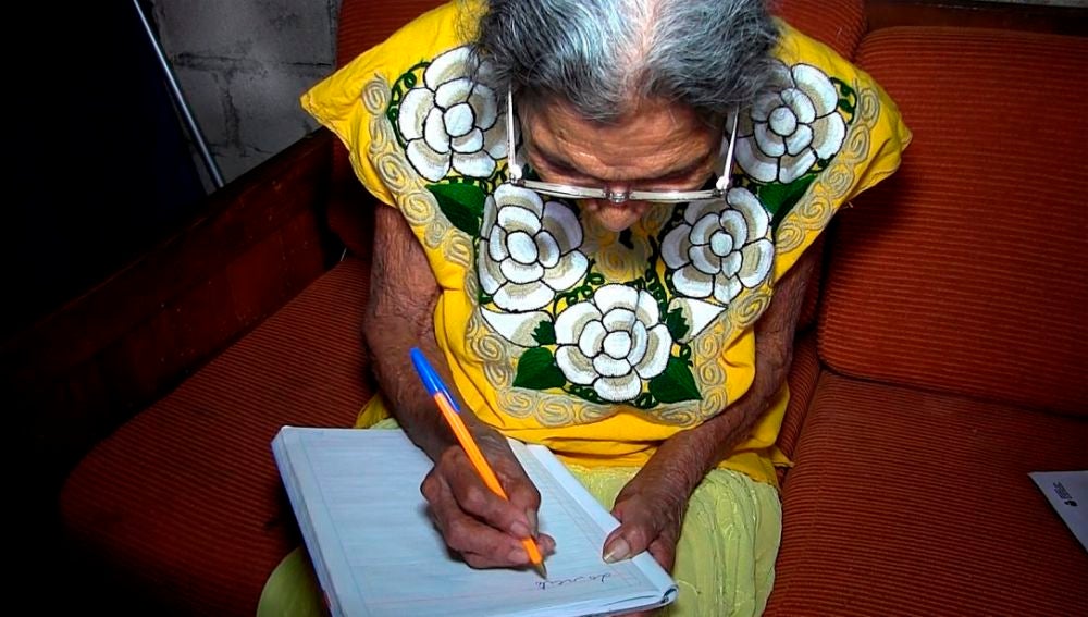 Lupita Palacios ha aprendido a leer a sus 96 años