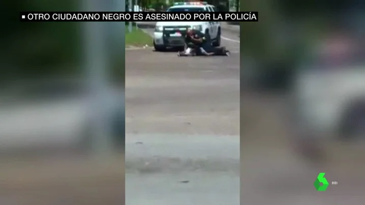 Un agente atiende al hombre al que acababa de disparar