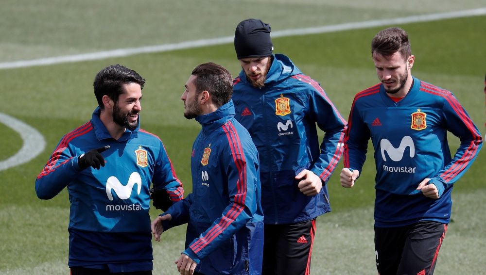 Koke e Isco bromean durante un entrenamiento de la Selección