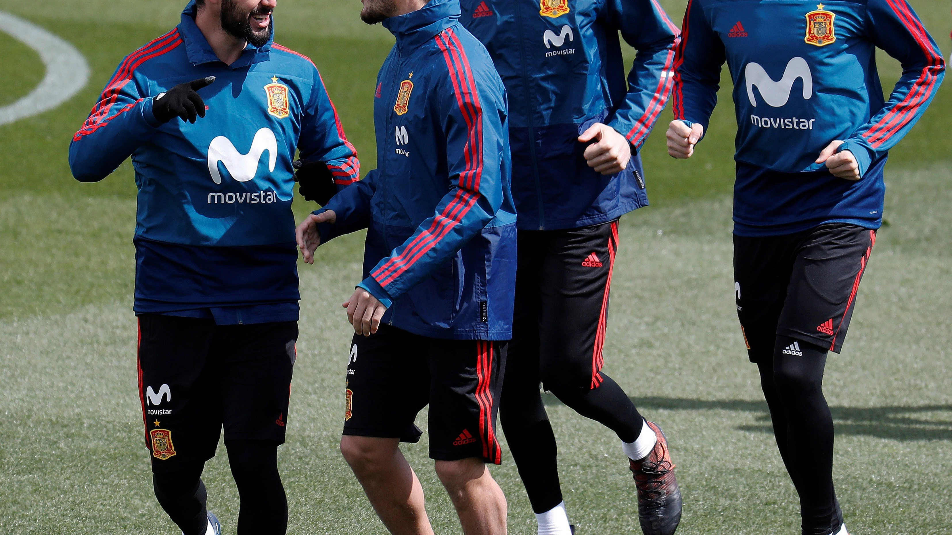 Koke e Isco bromean durante un entrenamiento de la Selección