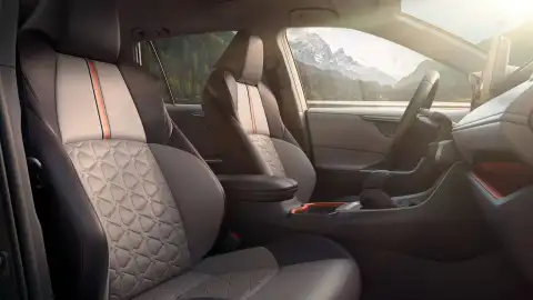 RAV 4 de Toyota, el interior, por su parte, se renueva por completo con materiales de mejor calidad RAV 4 de Toyota, el interior, por su parte, se renueva por completo con materiales de mejor calidad