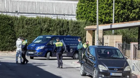 Agentes en la casa donde se produjo el asesinato en Las Torres Agentes en la casa donde se produjo el asesinato en Las Torres