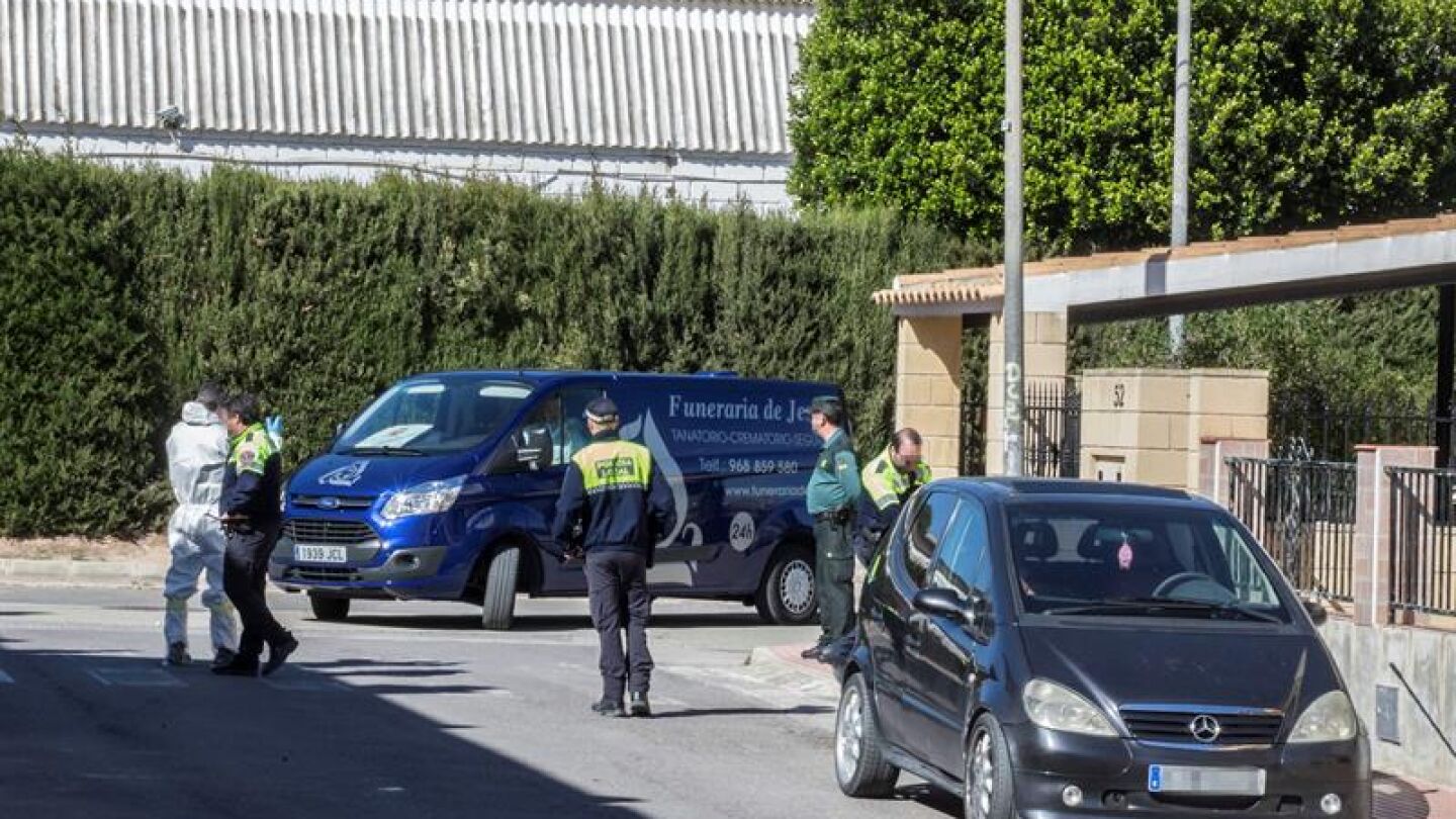 Agentes en la casa donde se produjo el asesinato en Las Torres