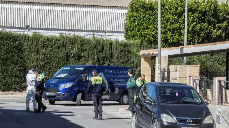 Agentes en la casa donde se produjo el asesinato en Las Torres Agentes en la casa donde se produjo el asesinato en Las Torres