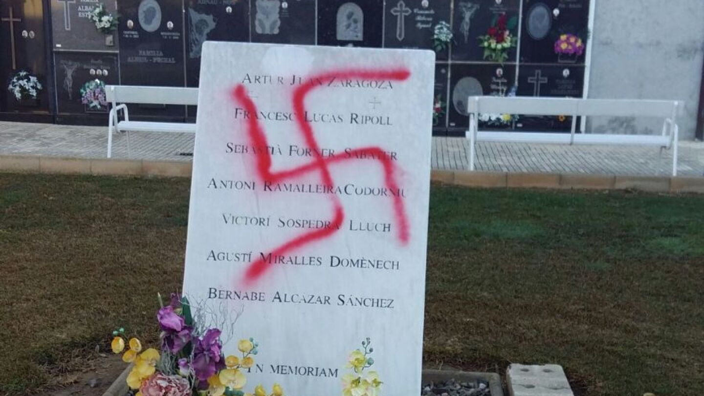 Pintada nazi en el cementerio de Vinar&ograve;s