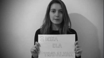 Periodista brasileña con el lema de la campaña