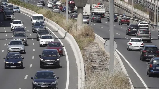 Decenas de coches a su paso por la M-40 Decenas de coches a su paso por la M-40