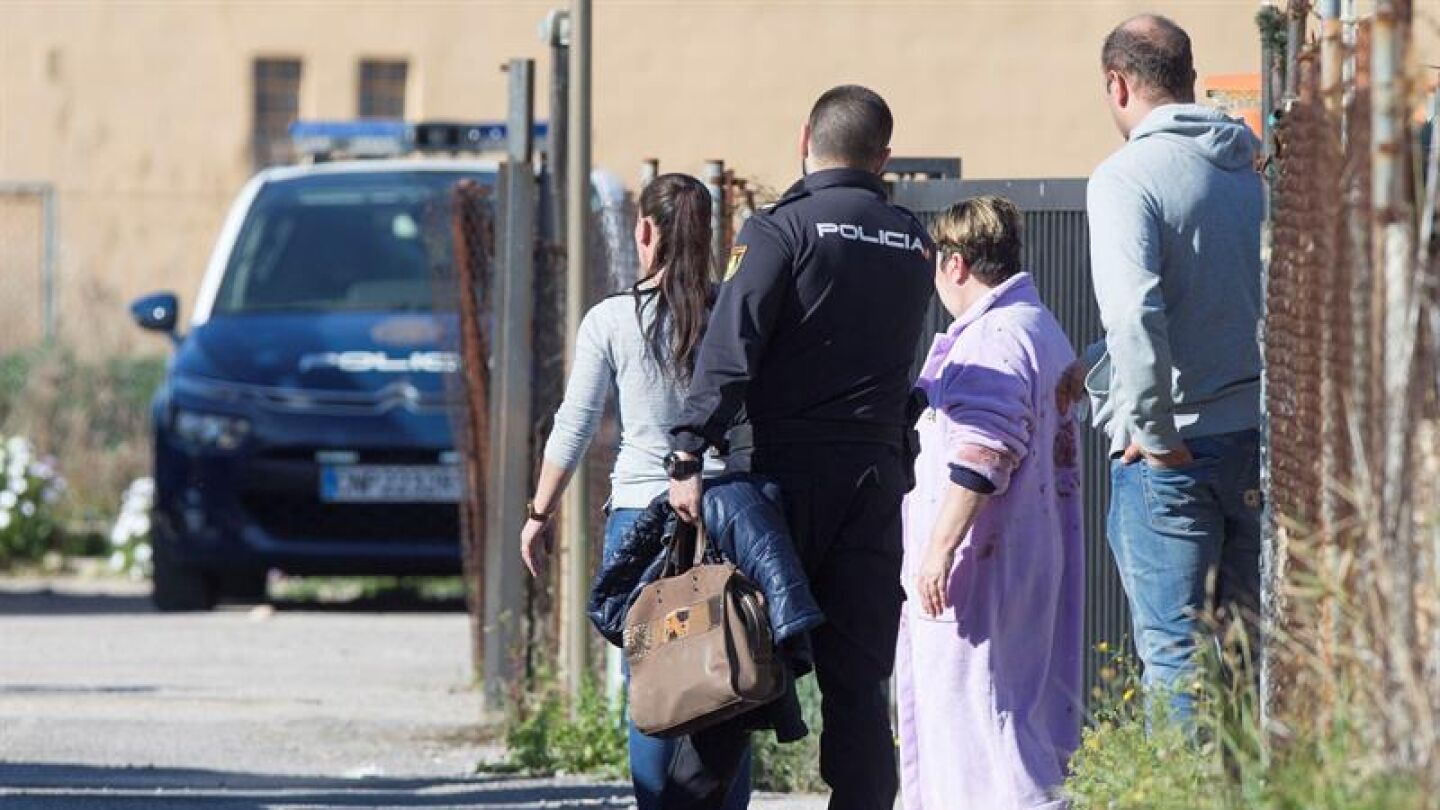Agentes de la Polic&iacute;a Nacional acompa&ntilde;an a la pareja, y a la madre de esta