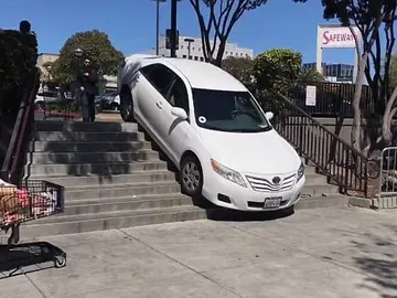 Un coche de Uber acaba atascado en unas escaleras Un coche de Uber acaba atascado en unas escaleras