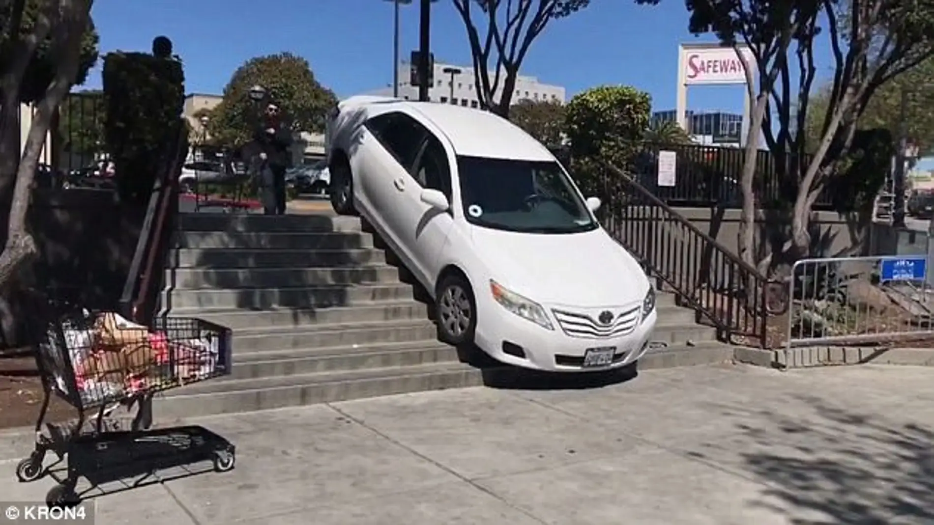Un coche de Uber acaba atascado en unas escaleras