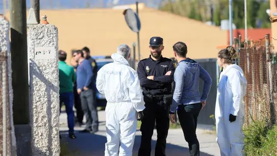 Agentes de la Policía Nacional ante la vivienda en la que se produjo el asesinato Agentes de la Policía Nacional ante la vivienda en la que se produjo el asesinato