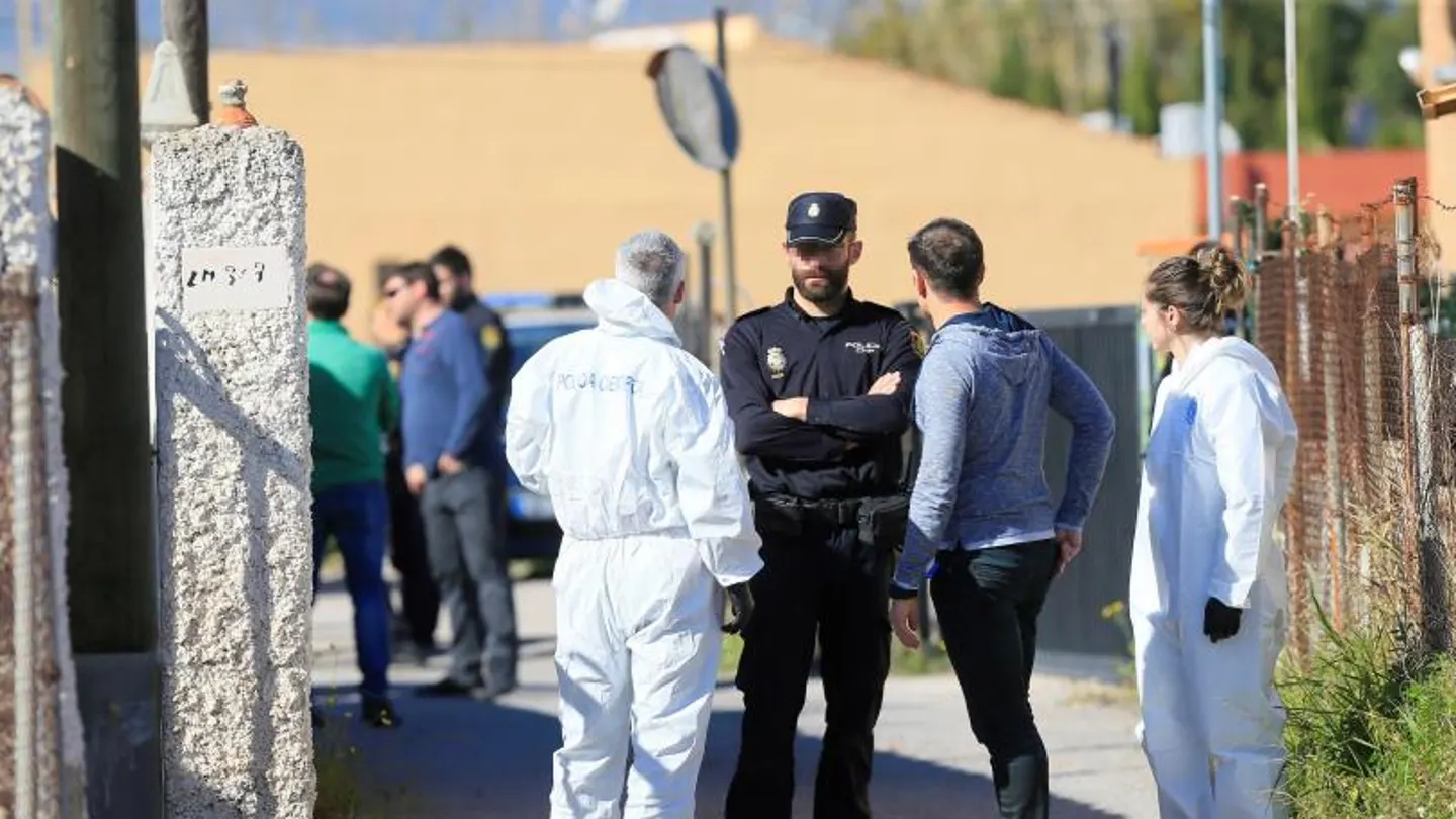 Agentes de la Policía Nacional ante la vivienda en la que se produjo el asesinato Agentes de la Policía Nacional ante la vivienda en la que se produjo el asesinato