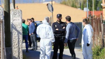 Agentes de la Policía Nacional ante la vivienda en la que se produjo el asesinato