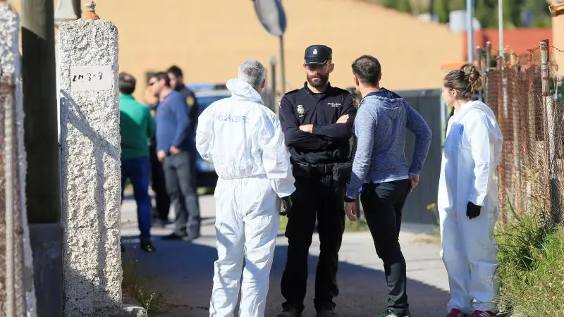 Agentes de la Policía Nacional ante la vivienda en la que se produjo el asesinato