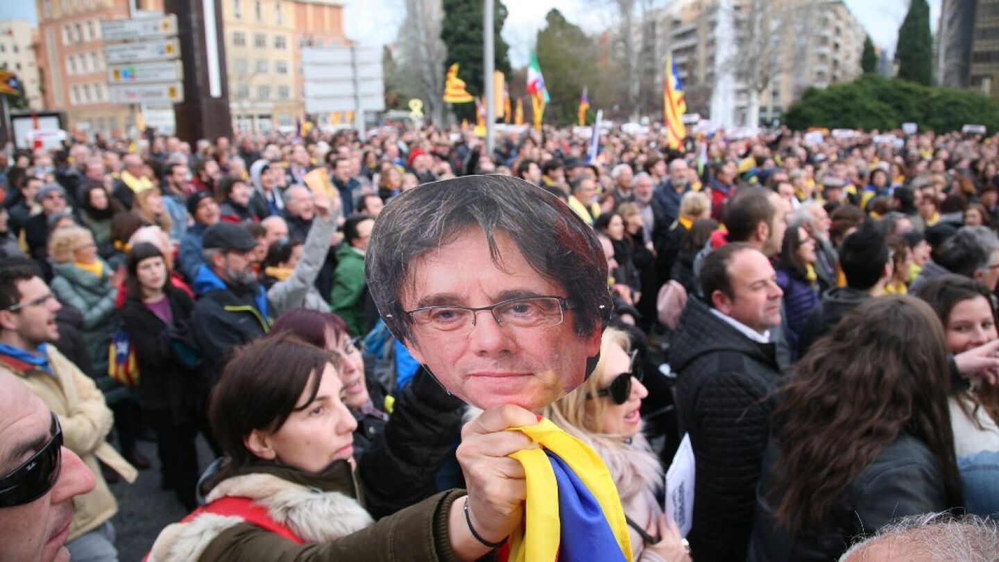Un momento de la manifestaci&oacute;n ante la subdelegaci&oacute;n del Gobierno en Tarragona para protestar por la detenci&oacute;n del expresidente catal&aacute;n Carles Puigdemont. 