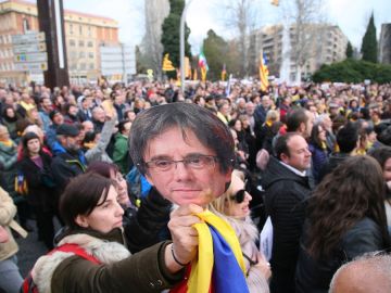 Un momento de la manifestación ante la subdelegación del Gobierno en Tarragona para protestar por la detención del expresidente catalán Carles Puigdemont. Un momento de la manifestación ante la subdelegación del Gobierno en Tarragona para protestar por la detención del expresidente catalán Carles Puigdemont.