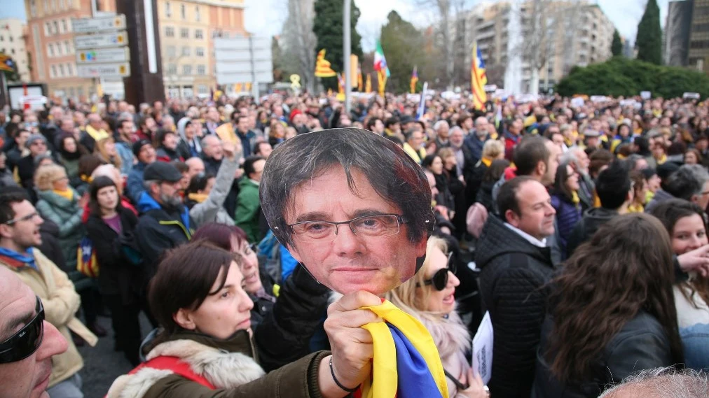 Un momento de la manifestación ante la subdelegación del Gobierno en Tarragona para protestar por la detención del expresidente catalán Carles Puigdemont. 