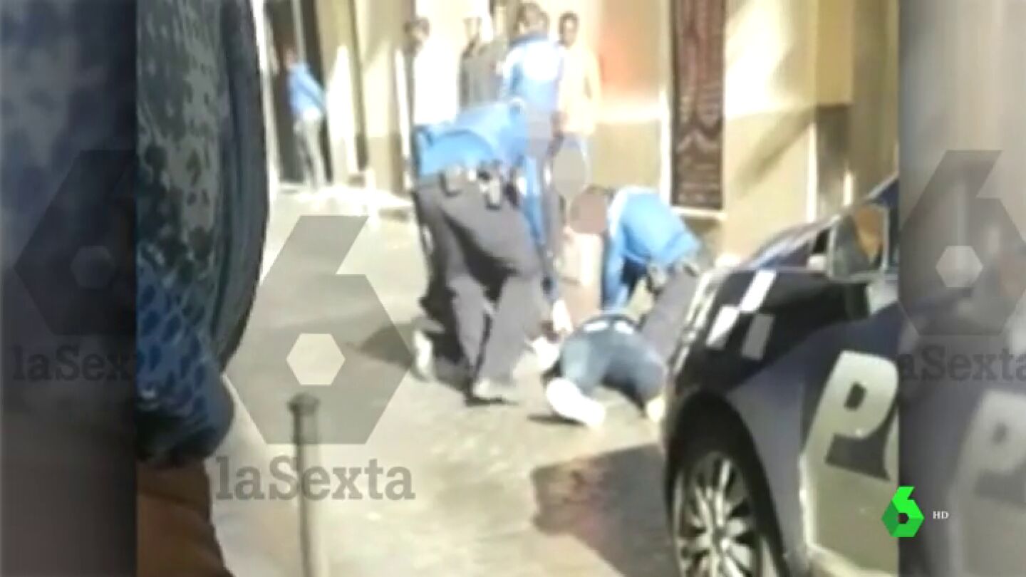 Agentes de Polic&iacute;a intentan reanimar al mantero fallecido en Lavapi&eacute;s