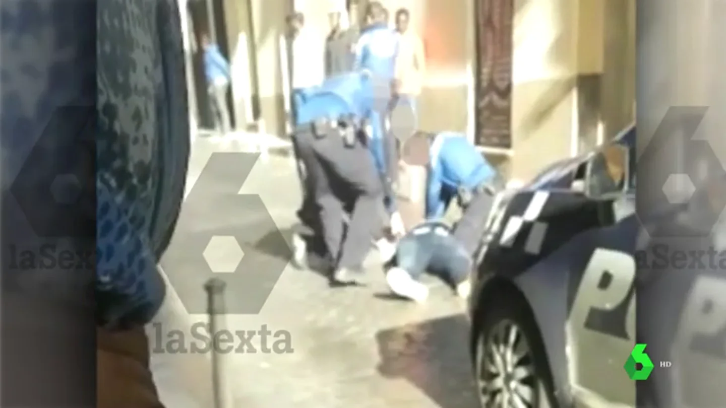Agentes de Policía intentan reanimar al mantero fallecido en Lavapiés Agentes de Policía intentan reanimar al mantero fallecido en Lavapiés