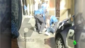 Agentes de Policía intentan reanimar al mantero fallecido en Lavapiés
