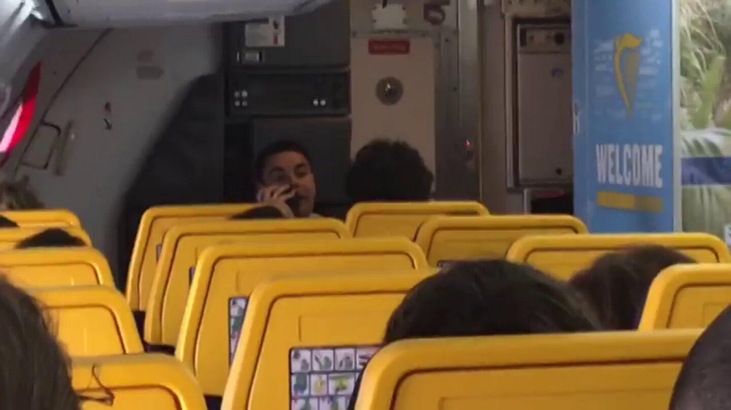La desternillante foma de un azafato de Ryanair de vender "deliciosas cervecitas" a los pasajeros de un vuelo Fuerteventura-Madrid