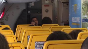La desternillante foma de un azafato de Ryanair de vender "deliciosas cervecitas" a los pasajeros de un vuelo Fuerteventura-Madrid