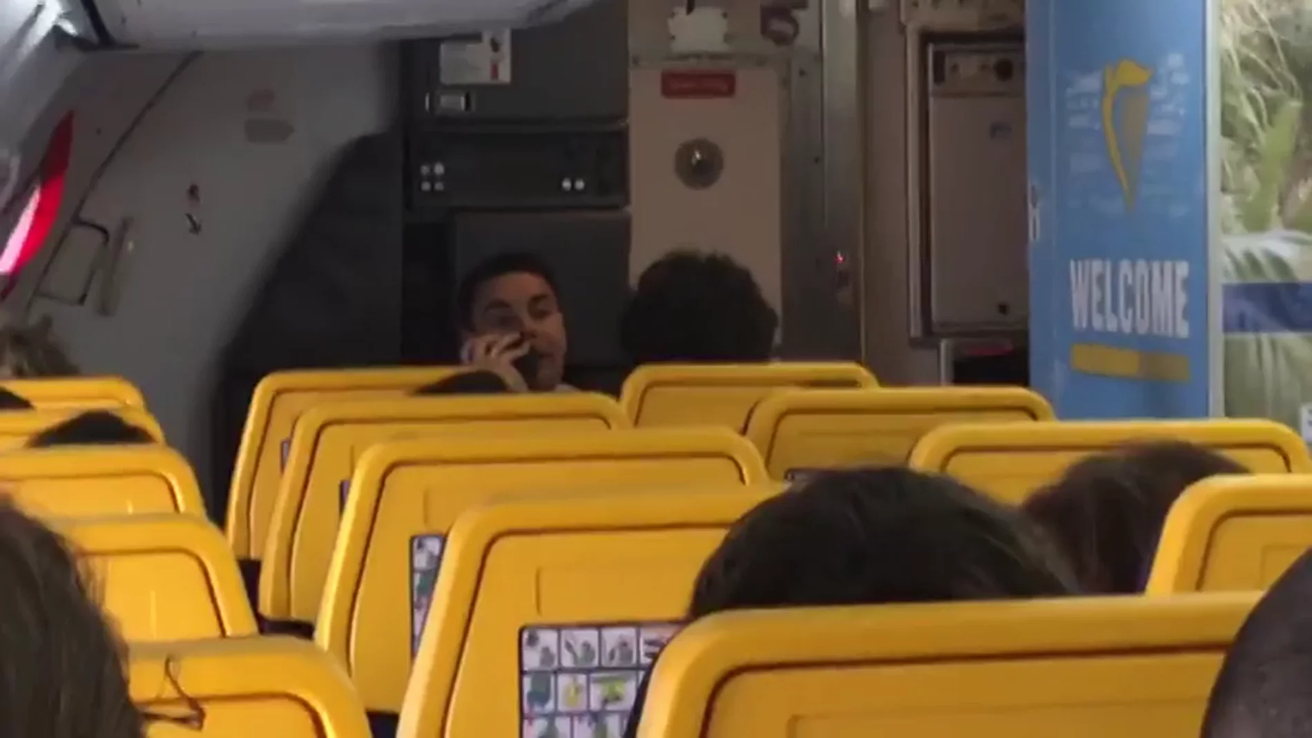 La desternillante foma de un azafato de Ryanair de vender "deliciosas cervecitas" a los pasajeros de un vuelo Fuerteventura-Madrid