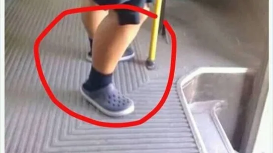 Se burlan de una niña en Facebook por llevar sandalias con zapatillas Se burlan de una niña en Facebook por llevar sandalias con zapatillas