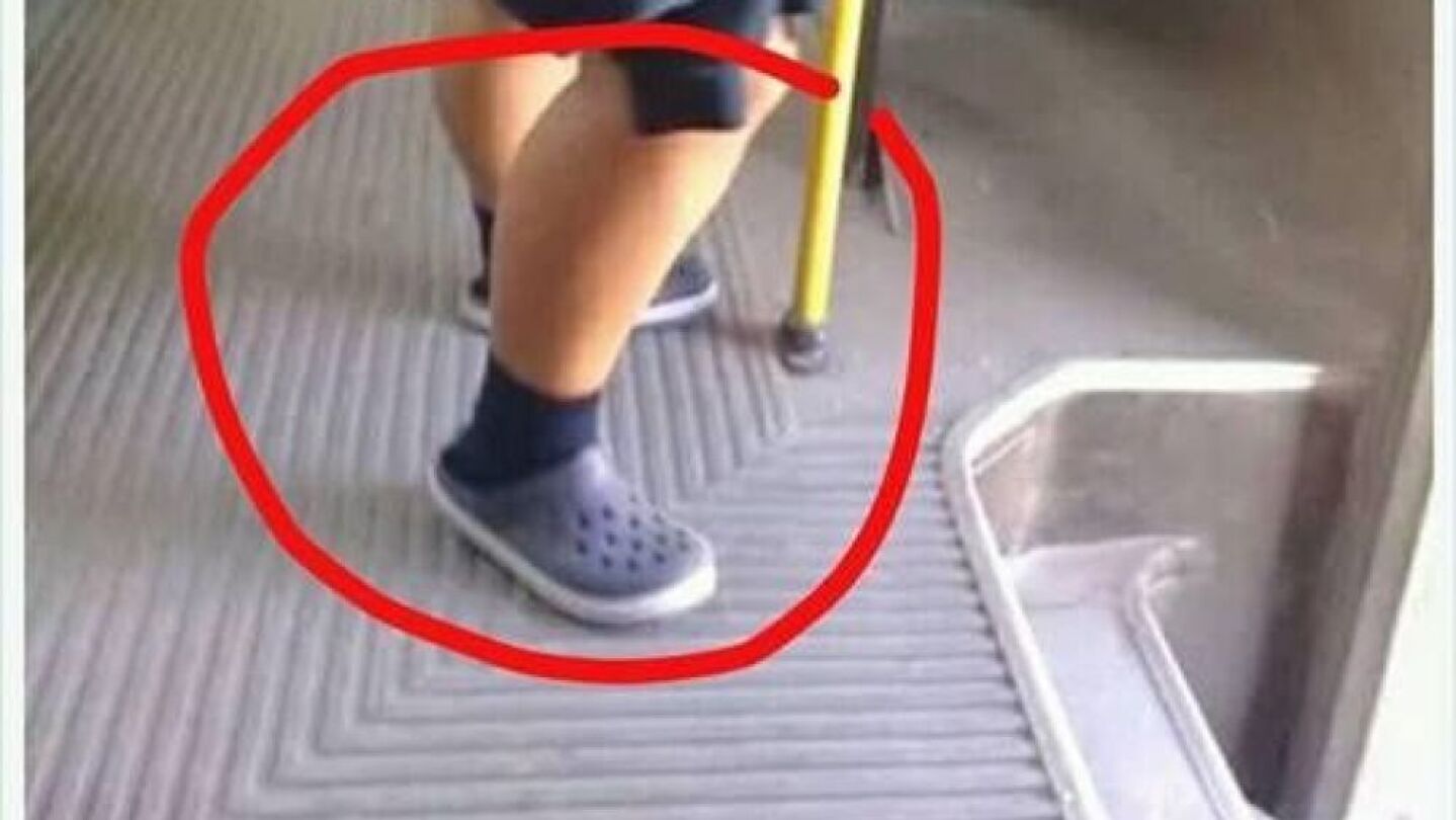 Se burlan de una ni&ntilde;a en Facebook por llevar sandalias con zapatillas