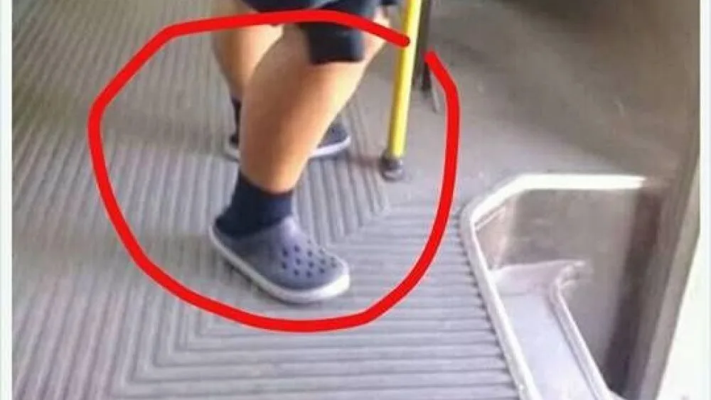 Se burlan de una niña en Facebook por llevar sandalias con zapatillas