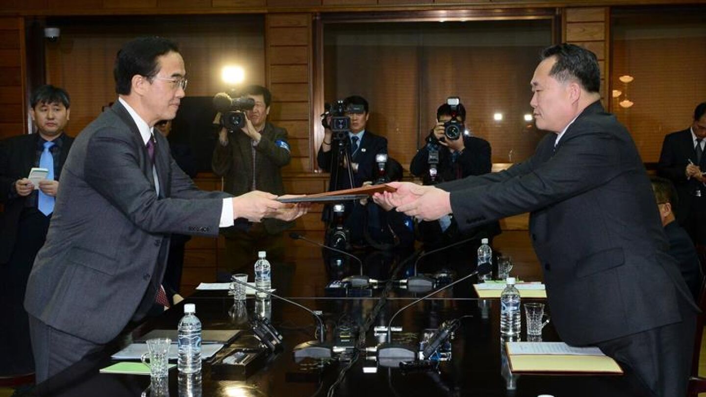 El ministro de Unificaci&oacute;n surcoreano, Cho Myoung-gyon (izq), y el jefe de la Agencia Norcoreana para Asuntos con el Sur, Ri Son-gwon