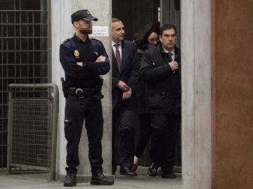 Josep Lluis Alay, a la salida de la Comisaría de Verneda Josep Lluis Alay, a la salida de la Comisaría de Verneda