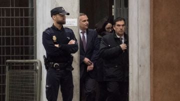 Josep Lluis Alay, a la salida de la Comisaría de Verneda