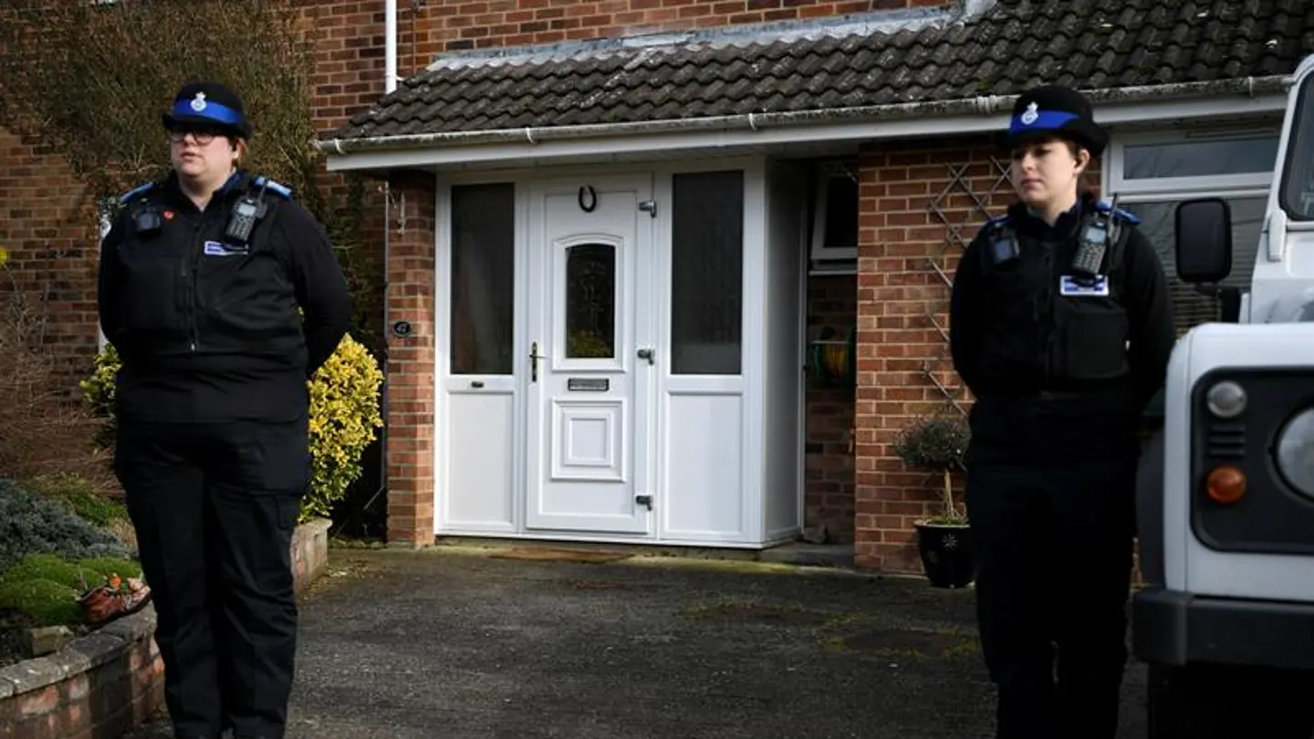 Dos policías vigilando en la que fue la casa del retirado espía ruso Sergei Skripal Dos policías vigilando en la que fue la casa del retirado espía ruso Sergei Skripal