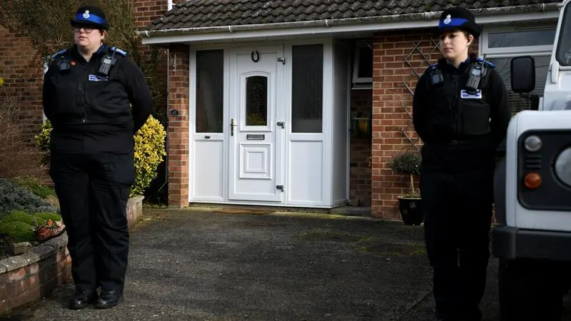 Dos policías vigilando en la que fue la casa del retirado espía ruso Sergei Skripal 