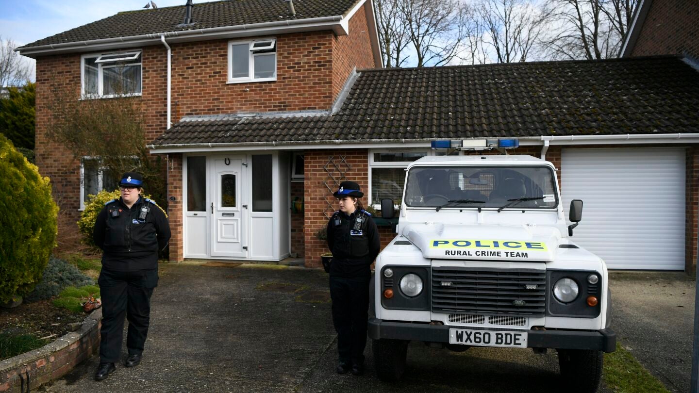 Dos polic&iacute;as vigilando la que se cree fue la casa del retirado esp&iacute;a ruso Sergei Skripal
