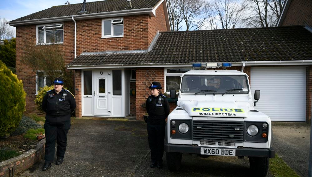 Dos policías vigilando la que se cree fue la casa del retirado espía ruso Sergei Skripal