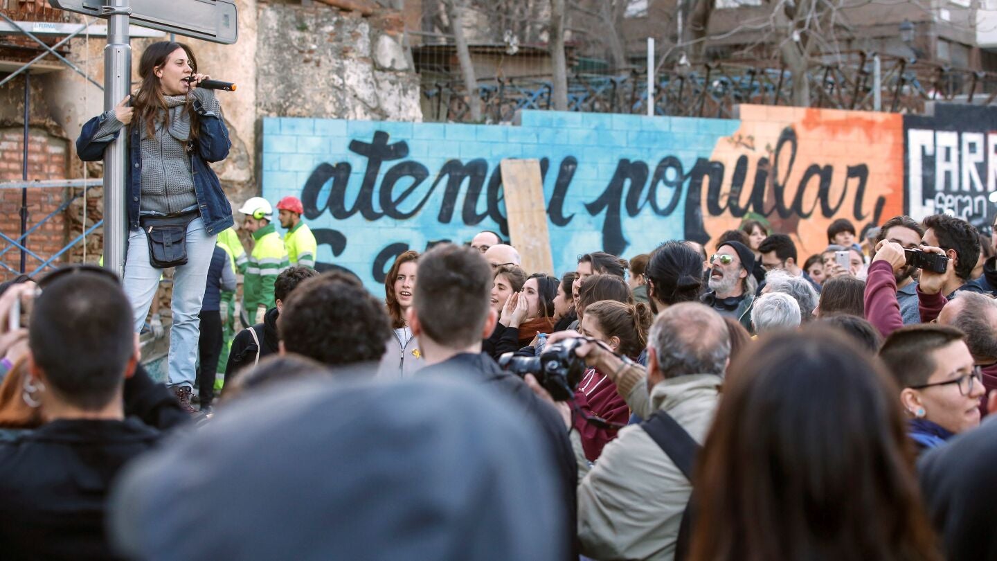 Manifestaci&oacute;n llevada a cabo ante el Ateneu Popular de Sarri&agrave; contra el incendio