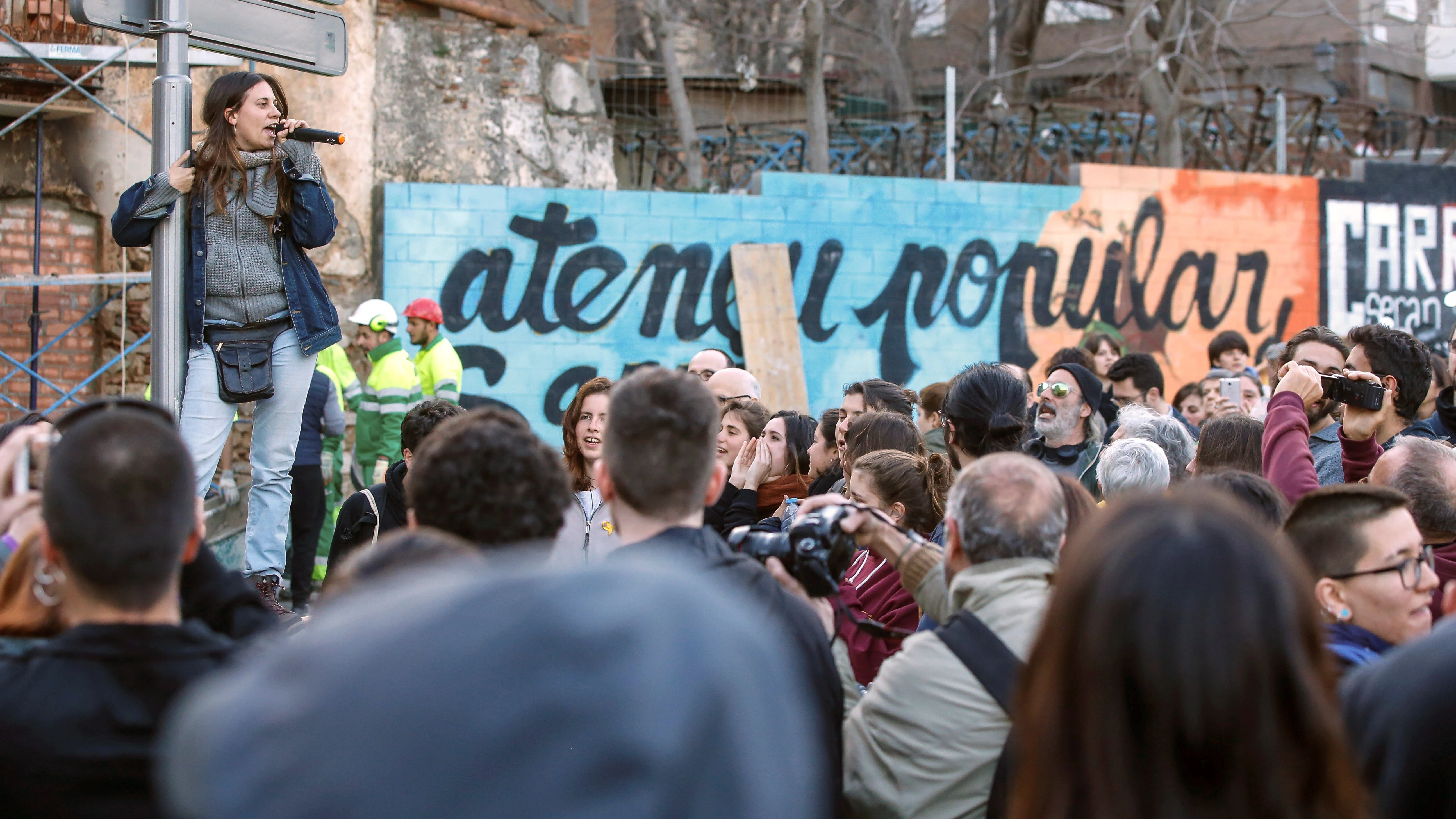 Manifestación llevada a cabo ante el Ateneu Popular de Sarrià contra el incendio