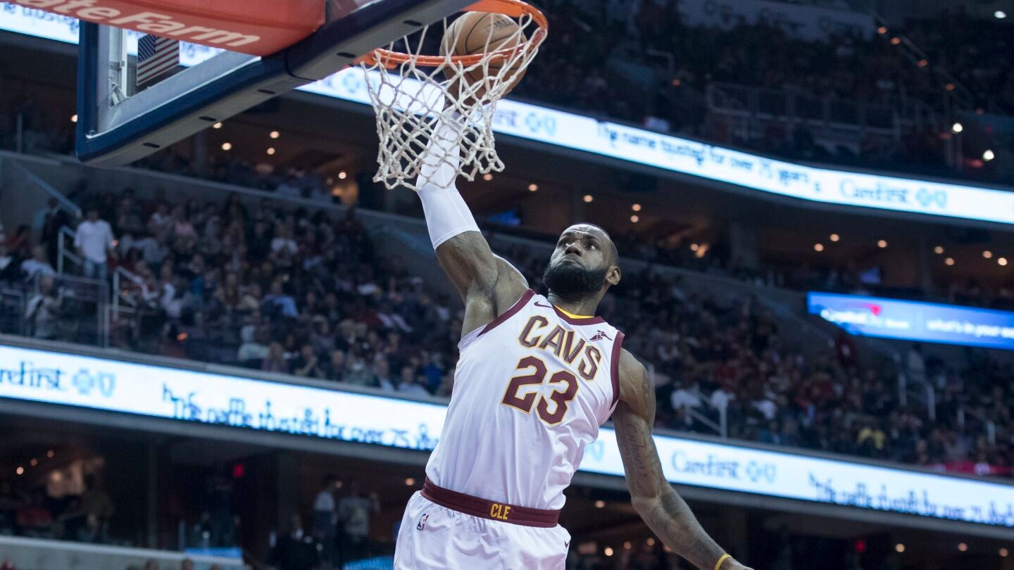 LeBron James anotando una canasta