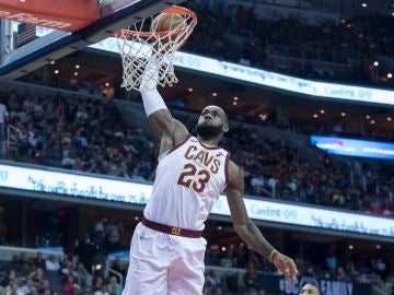 LeBron James anotando una canasta LeBron James anotando una canasta