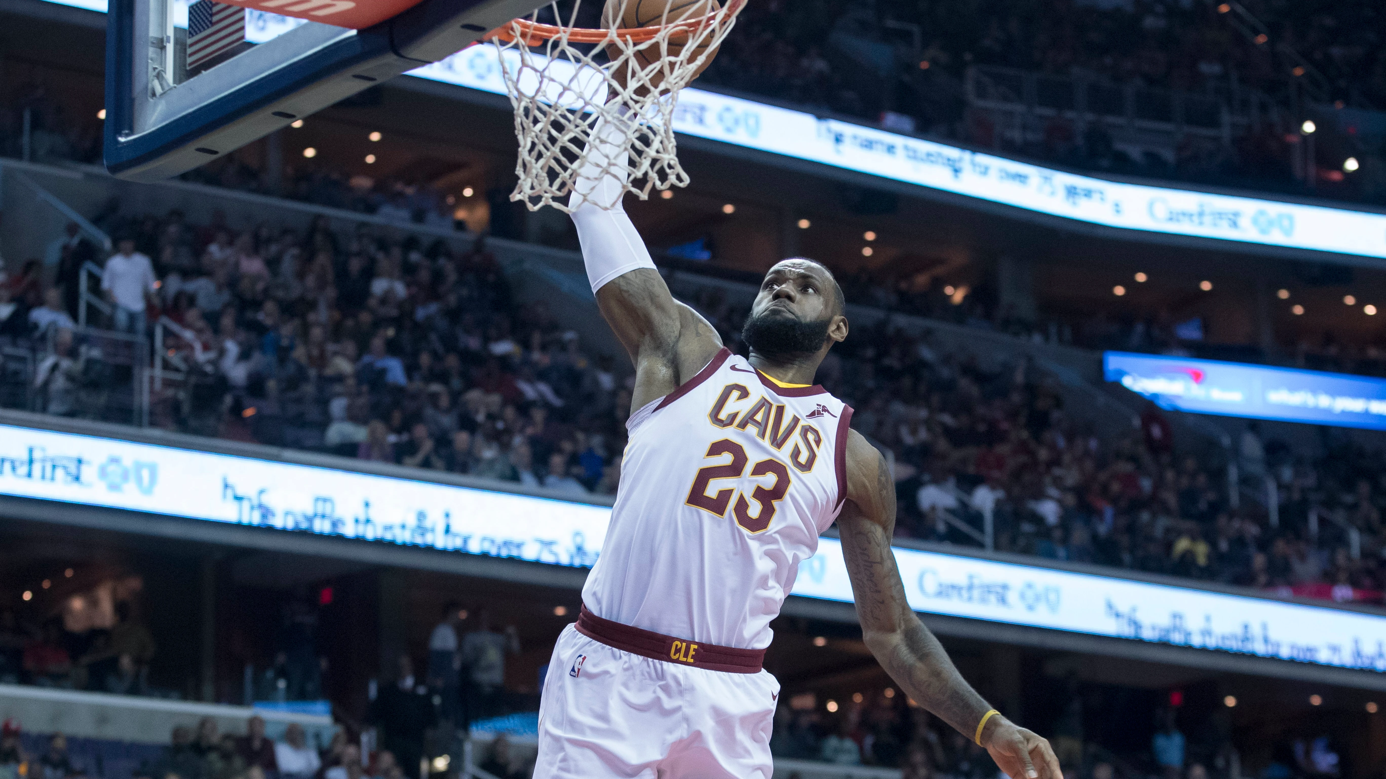 LeBron James anotando una canasta