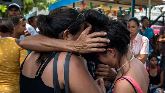 Familiares de presos fueron registrados este miércoles al llorar en las inmediaciones del centro Familiares de presos fueron registrados este miércoles al llorar en las inmediaciones del centro