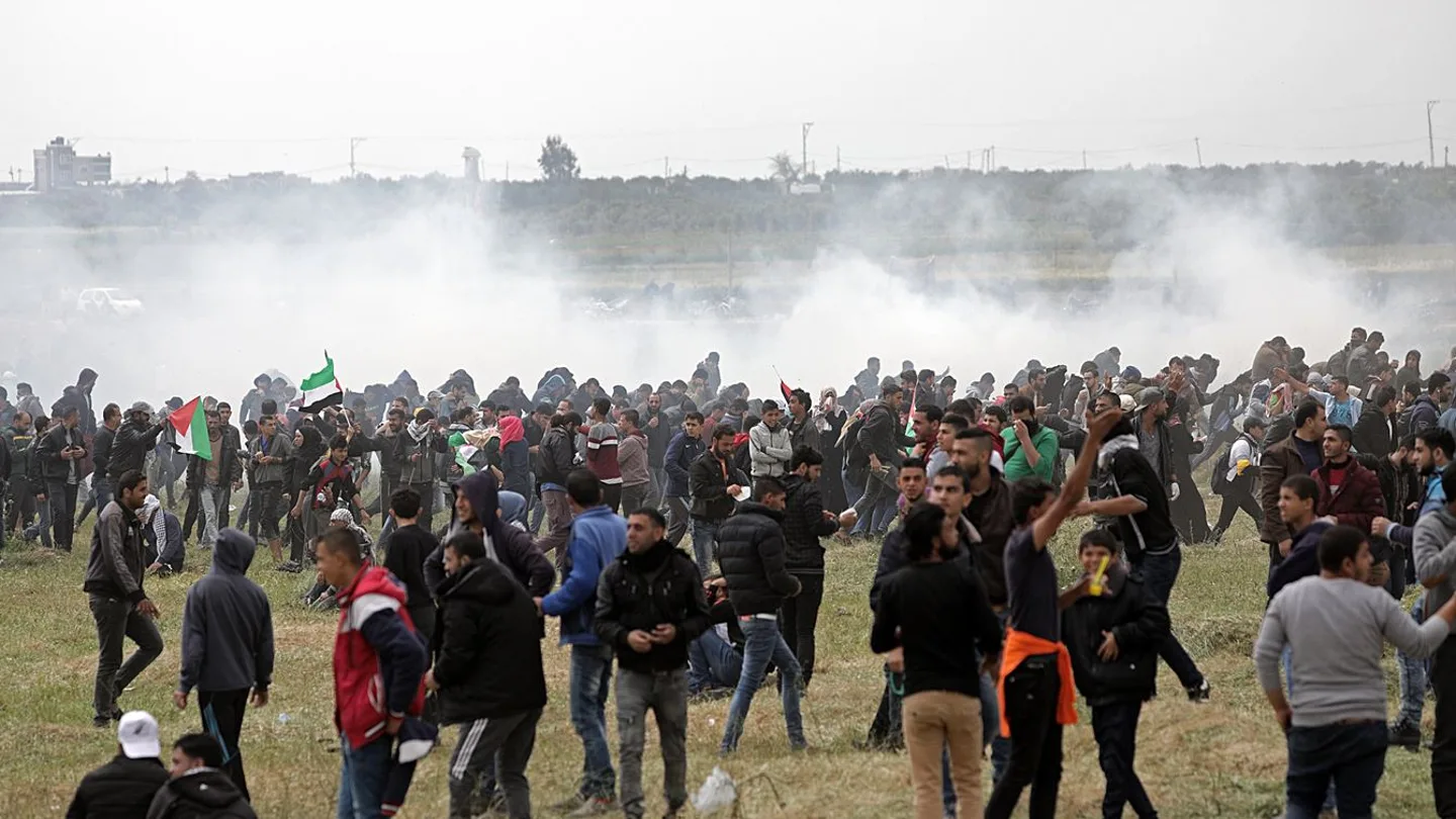 Palestinos huyen de gases lacrimógenos durante los enfrentamientos con soldados israelíes Palestinos huyen de gases lacrimógenos durante los enfrentamientos con soldados israelíes