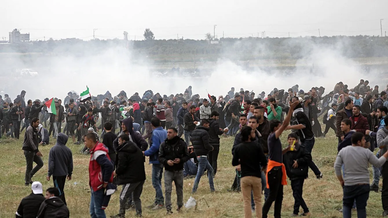 Palestinos huyen de gases lacrimógenos durante los enfrentamientos con soldados israelíes 