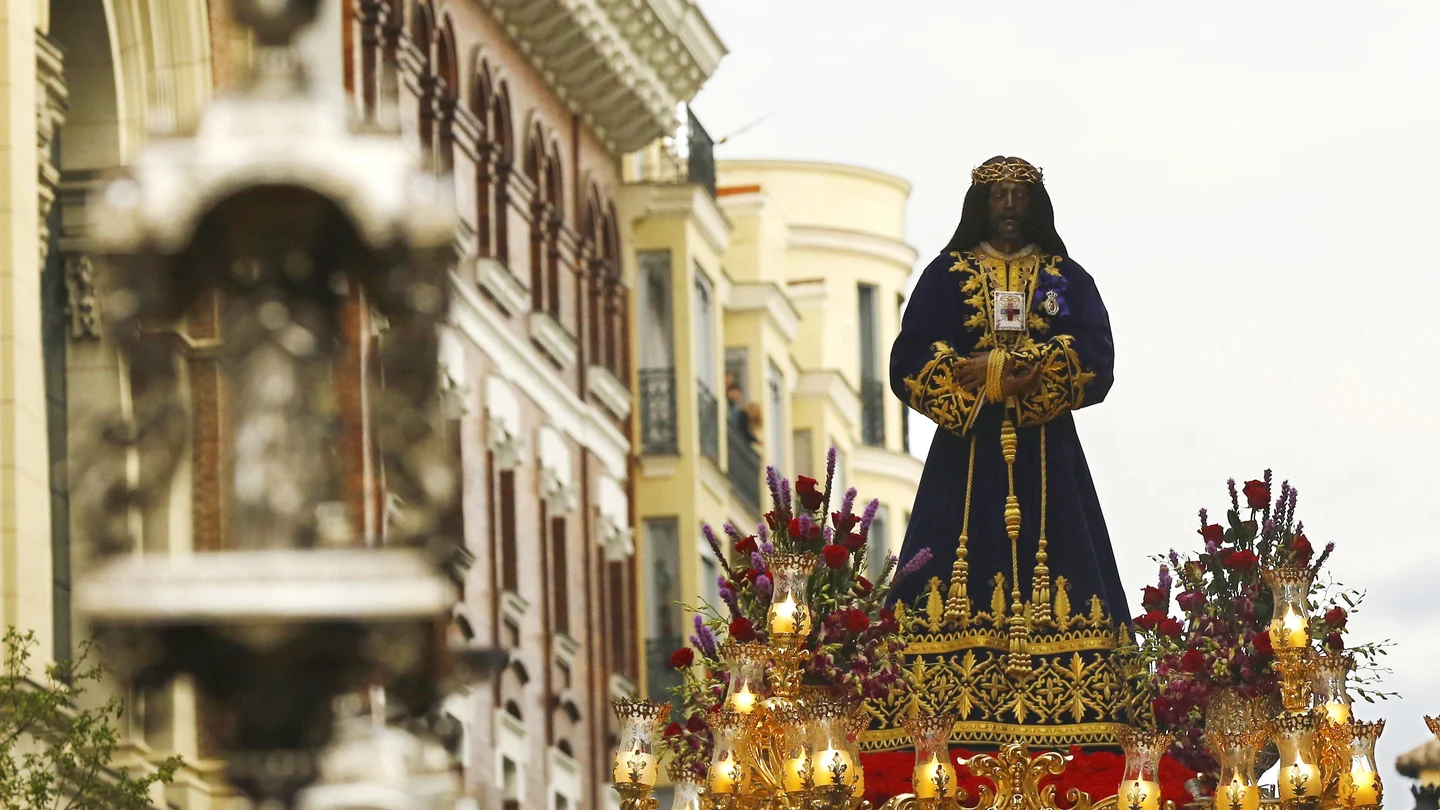 La imagen de Jesús de Medinaceli sale de su basílica por las calles de Madrid La imagen de Jesús de Medinaceli sale de su basílica para procesionar por las calles de Madrid en la noche de Viernes Santo