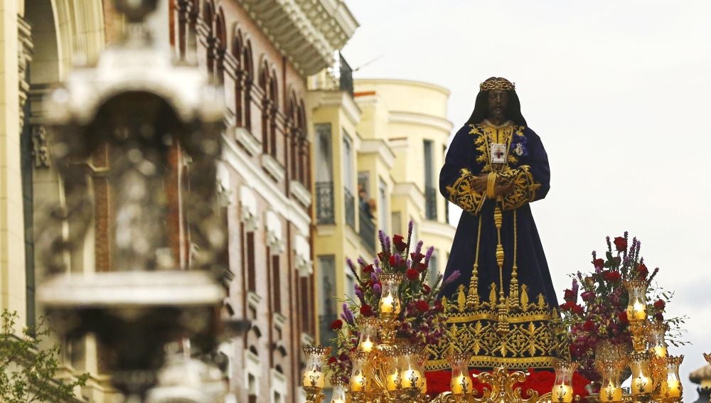 La imagen de Jesús de Medinaceli sale de su basílica para procesionar por las calles de Madrid en la noche de Viernes Santo
