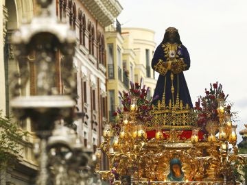La imagen de Jesús de Medinaceli sale de su basílica para procesionar por las calles de Madrid en la noche de Viernes Santo La imagen de Jesús de Medinaceli sale de su basílica para procesionar por las calles de Madrid en la noche de Viernes Santo