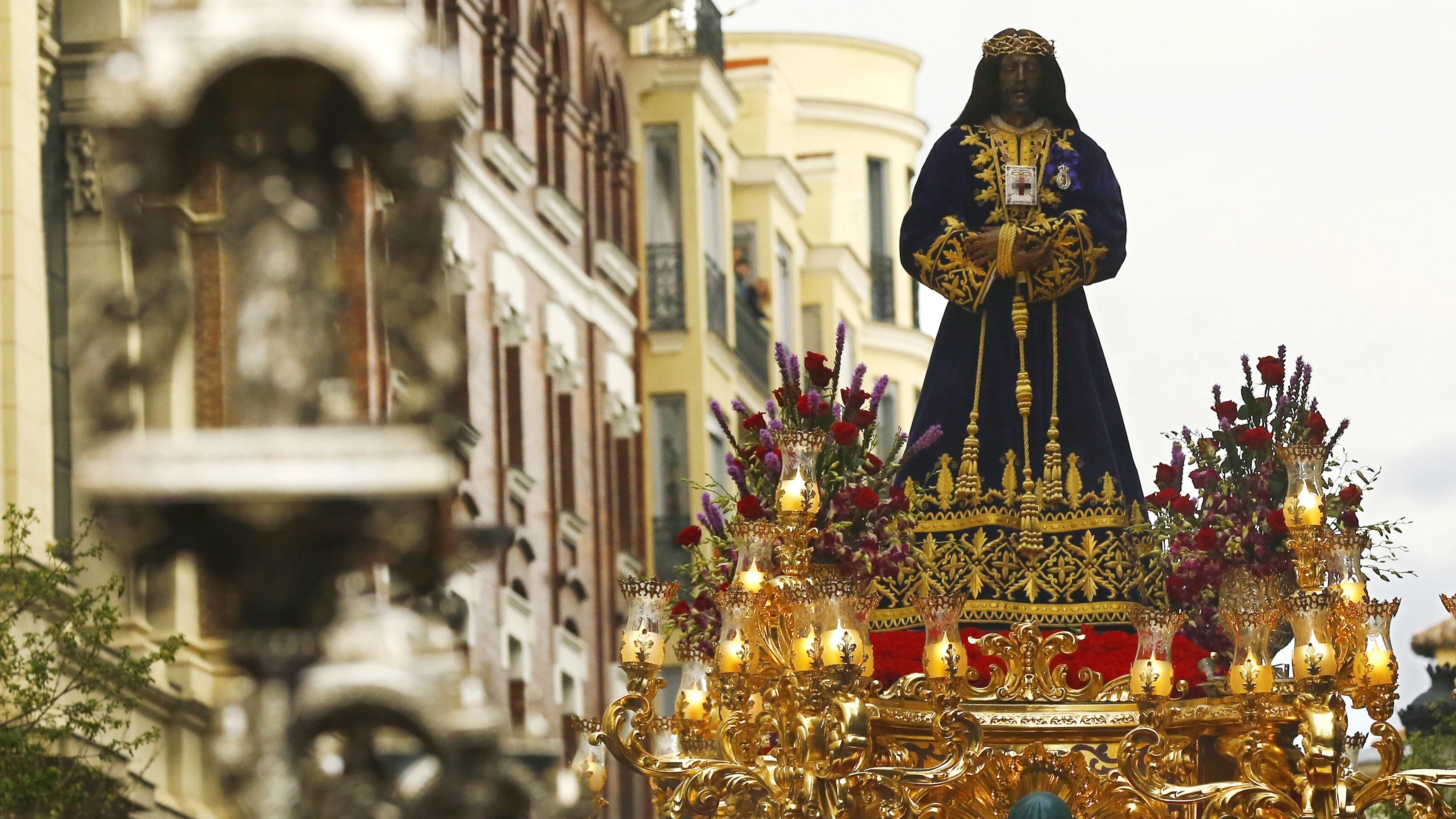 La imagen de Jesús de Medinaceli sale de su basílica para procesionar por las calles de Madrid en la noche de Viernes Santo